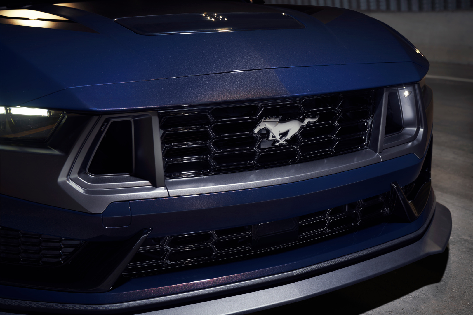 SMALL_Mustang Dark Horse 02